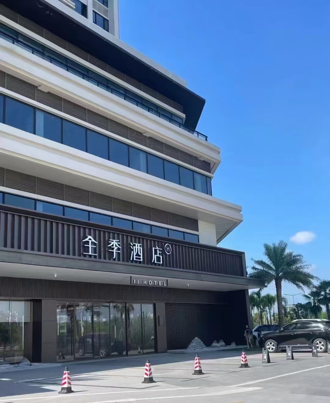 一塊會發光的金屬板，如何讓空間價值翻倍？——揭秘不銹鋼長城板的工藝與高端應用